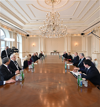 Президент Ильхам Алиев принялсопредседателей и членов ПравленияМеждународного центра Низами Гянджеви
