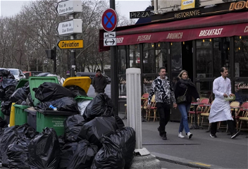Париж завален мусором, город заполонили крысы