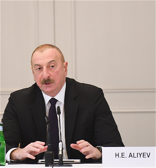 Президент Ильхам Алиев: Надеемся в следующем году завершить расширение грузинского участка железной дороги Баку-Тбилиси-Карс