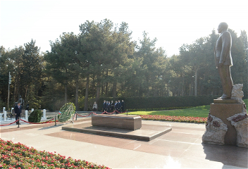Дагестанские парламентарии посетили могилу великого лидера и Шехидляр хиябаны