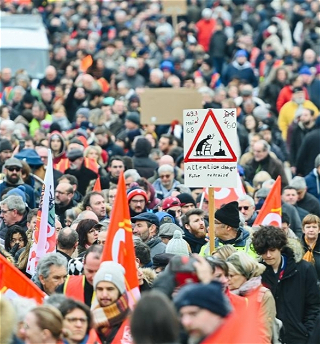 Во Франции более 300 человек задержали на акциях протеста