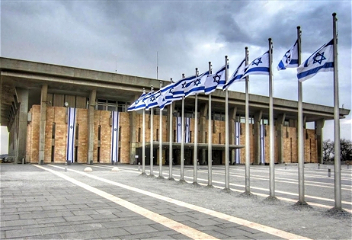 Нетаньяху заявил главе коалиции в парламенте, что намерен приостановить судебную реформу