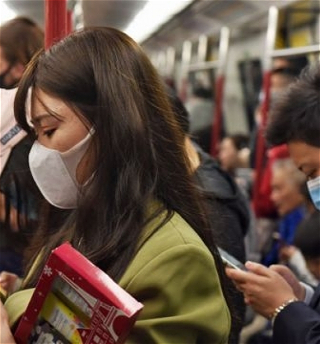 Китай отменил обязательное ношение масок в общественном транспорте
