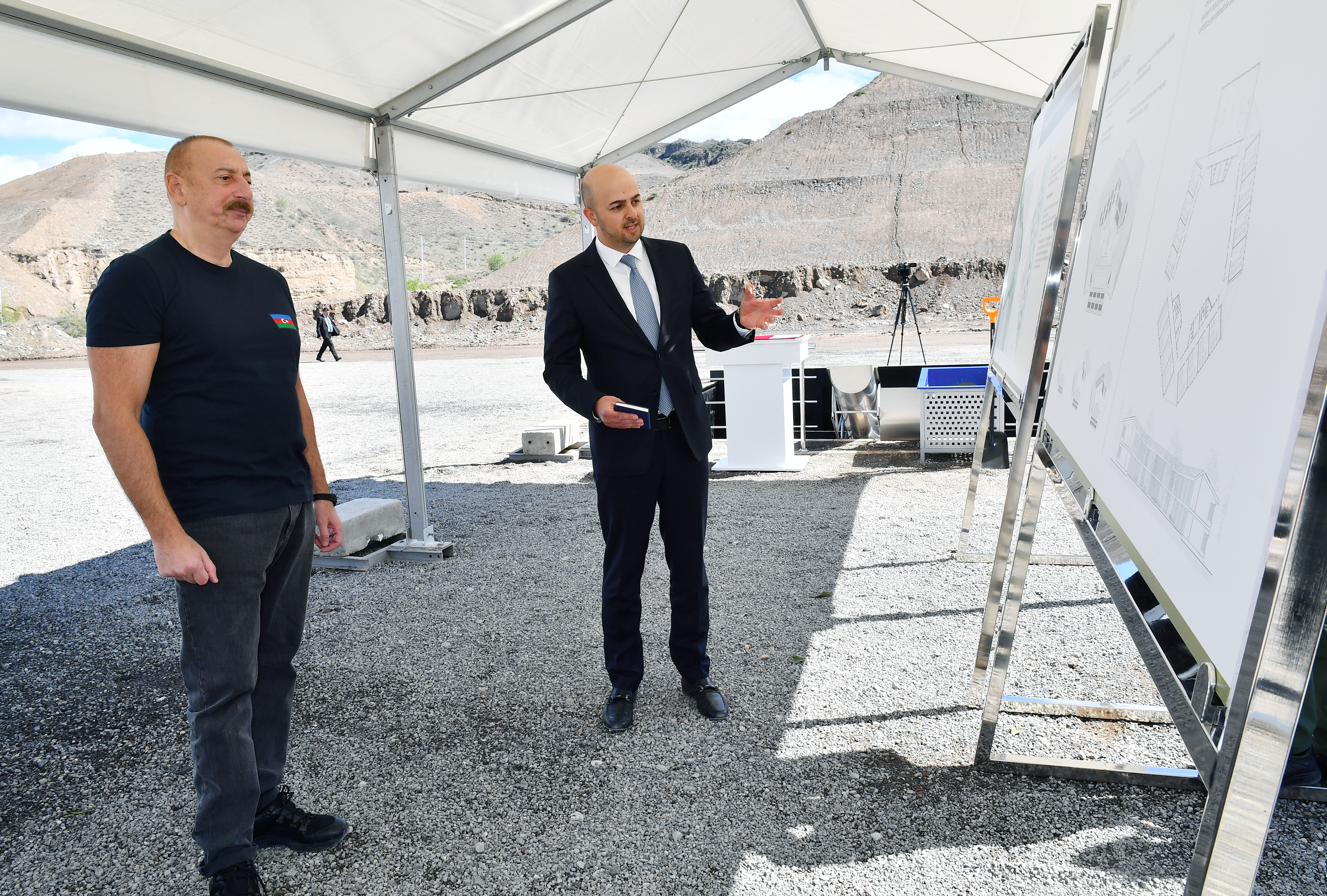 В городе Джебраил продолжается строительство школы на 960 ученических мест