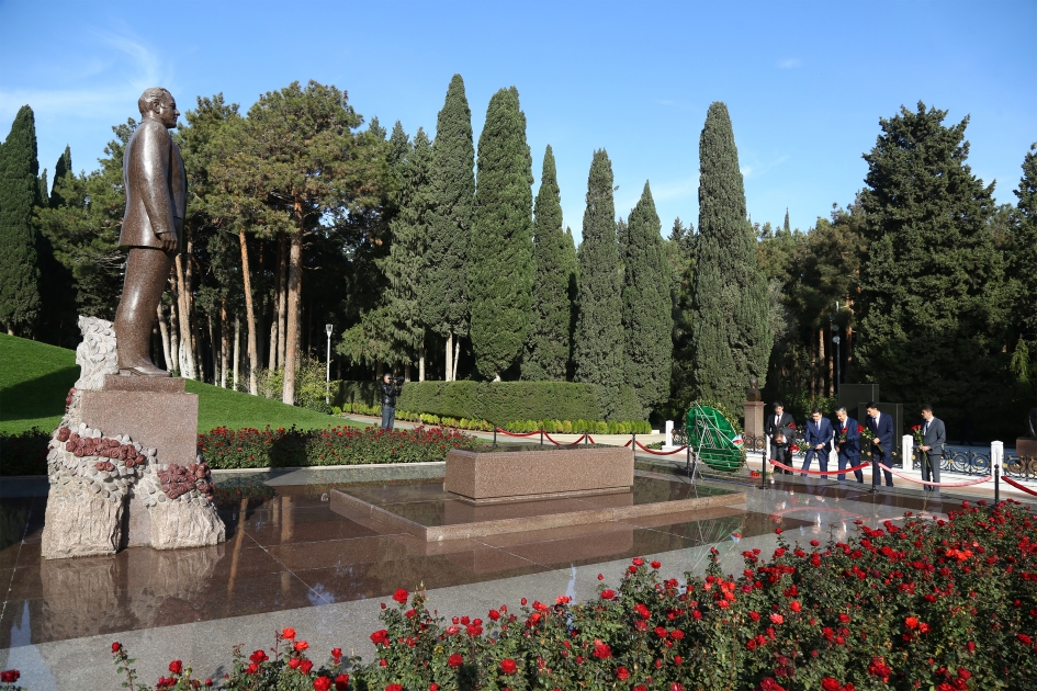 Делегация Олий Мажлиса Узбекистана посетила могилу великого лидера и Шехидляр хиябаны