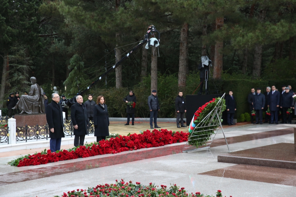 Представители ПЕА посетили могилу великого лидера Гейдара Алиева