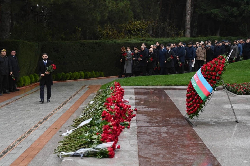 Коллектив SOCAR посетил могилу великого лидера Гейдара Алиева
