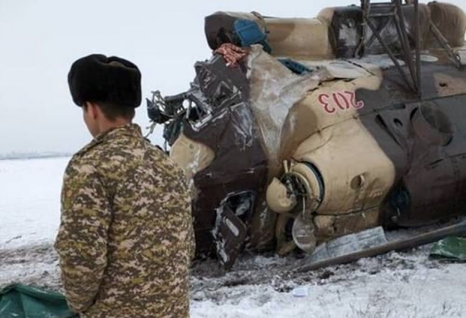 При крушении вертолета в Бишкеке погиб один военный, 8 пострадали