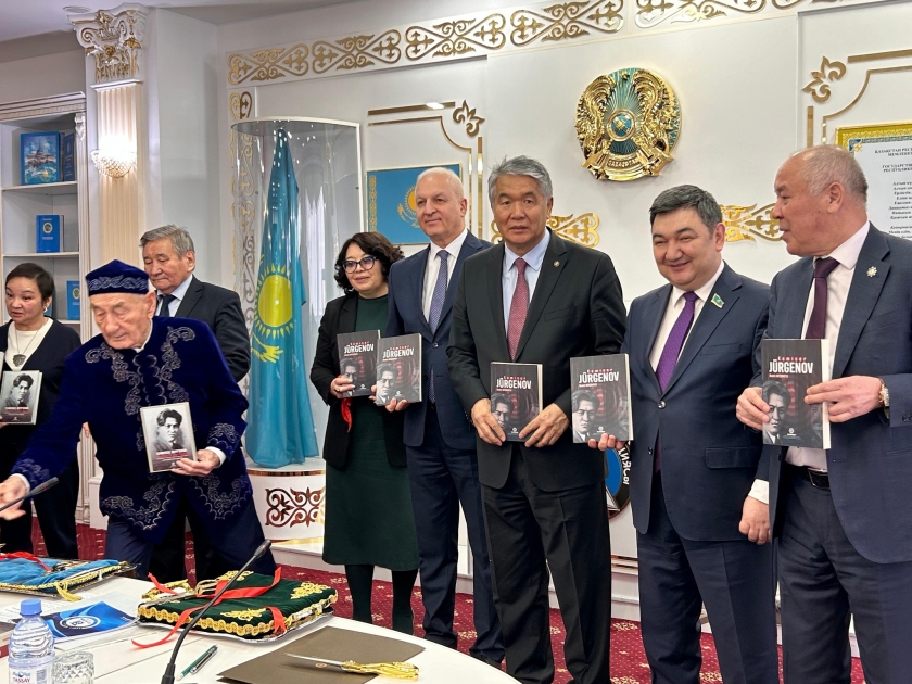 В Казахстане презентованы книги, посвященные выдающемуся государственному деятелю Темирбеку Жургенову