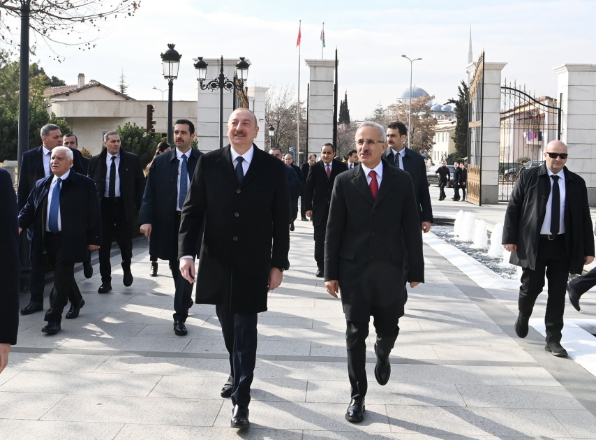 Президент Ильхам Алиев посетил памятник великому лидеру Гейдару Алиеву в Анкаре