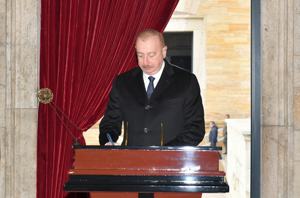 Президент Ильхам Алиев посетил в Анкаре мавзолей Аныткабир