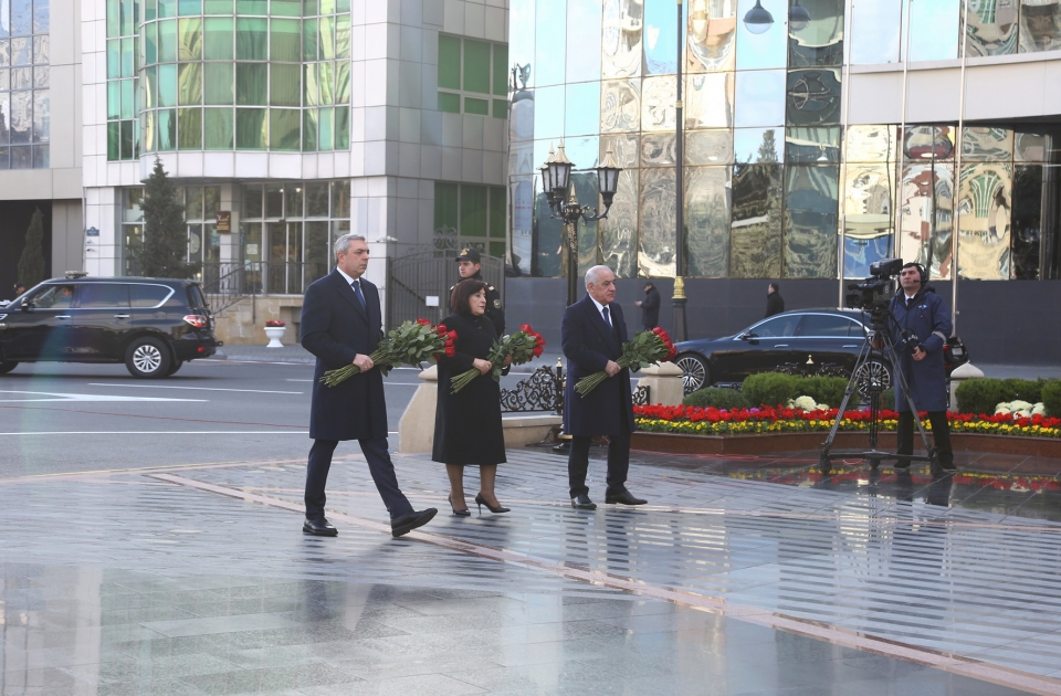 Официальные лица государства и правительства посетили памятник жертвам Ходжалинского геноцида