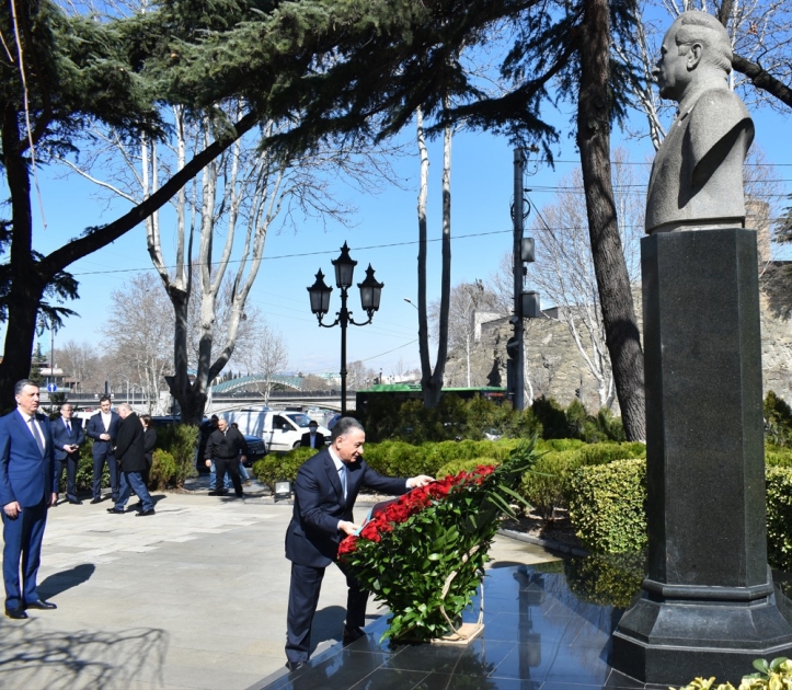 В Тбилиси посещен памятник великому лидеру Гейдару Алиеву