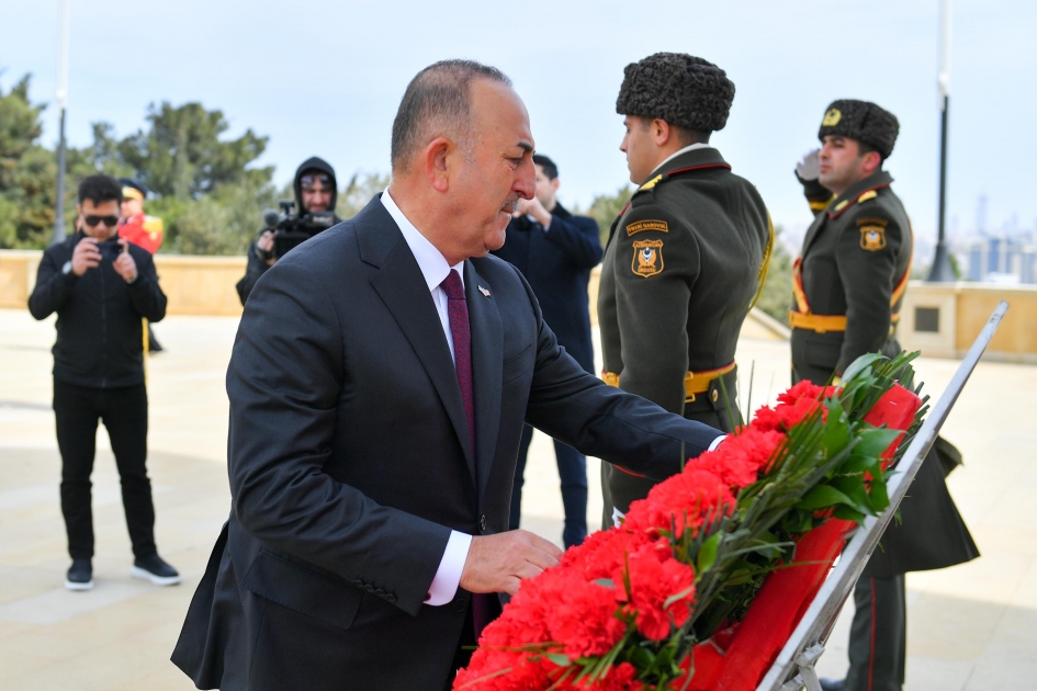 Представитель Турции в ПА НАТО Мевлют Чавушоглу посетил могилу великого лидера и Шехидляр хиябаны