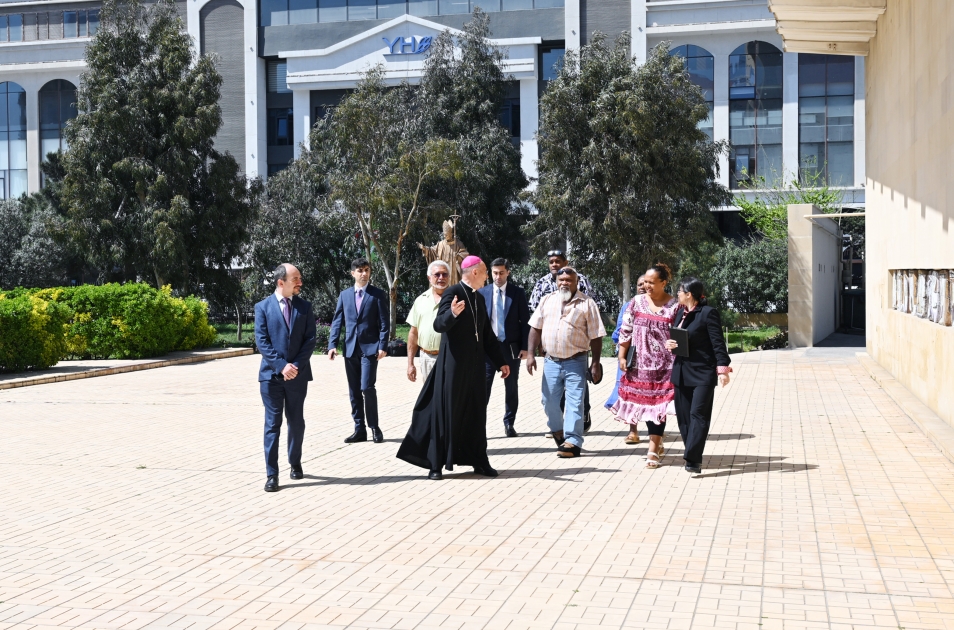 Председатель комитета Конгресса Новой Каледонии посетила католическую церковь Святой Марии в Баку
