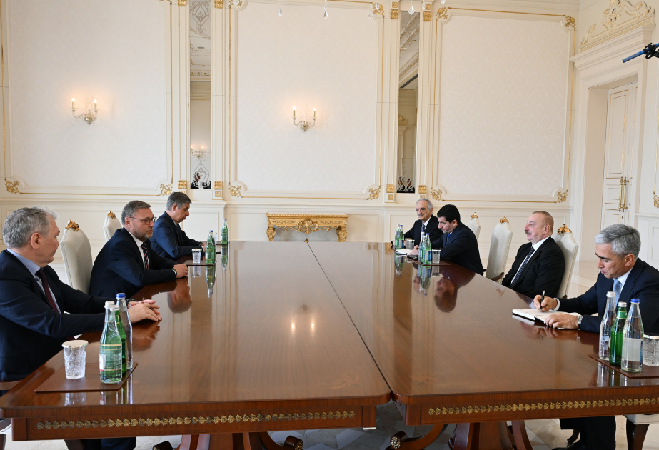 Президент Ильхам Алиев принял заместителя председателя Совета Федерации России и председателя комитета Государственной Думы 