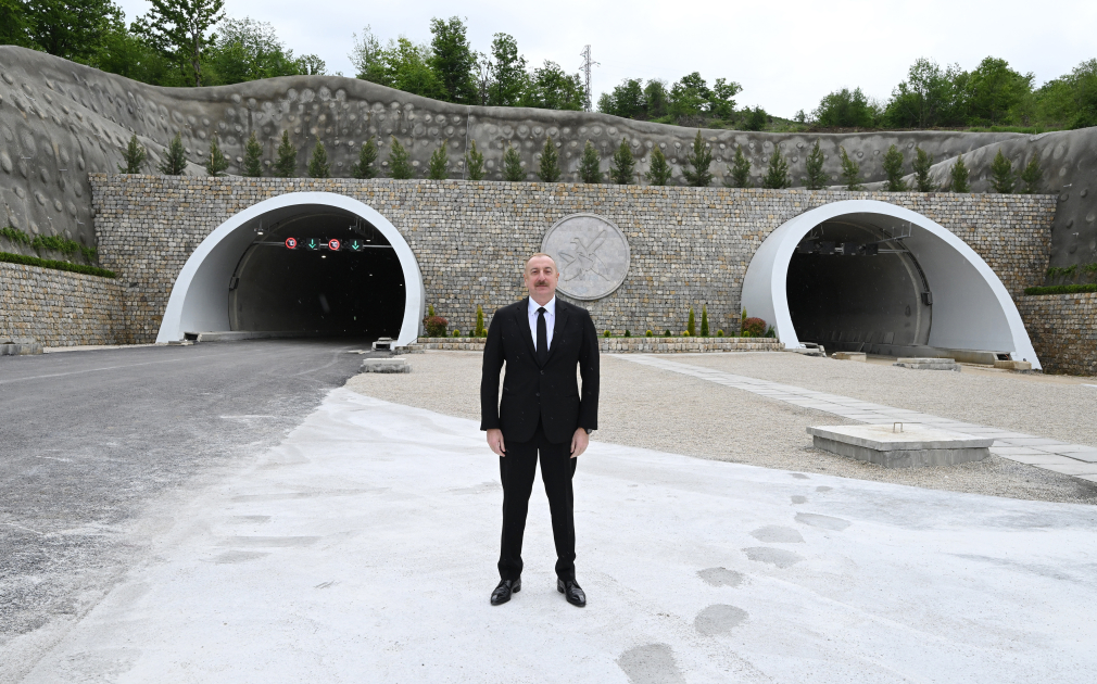 Президент Ильхам Алиев ознакомился с работами, проводимыми на автомобильной дороге Ахмедбейли-Физули-Шуша, принял участие в открытии первого тоннеля 