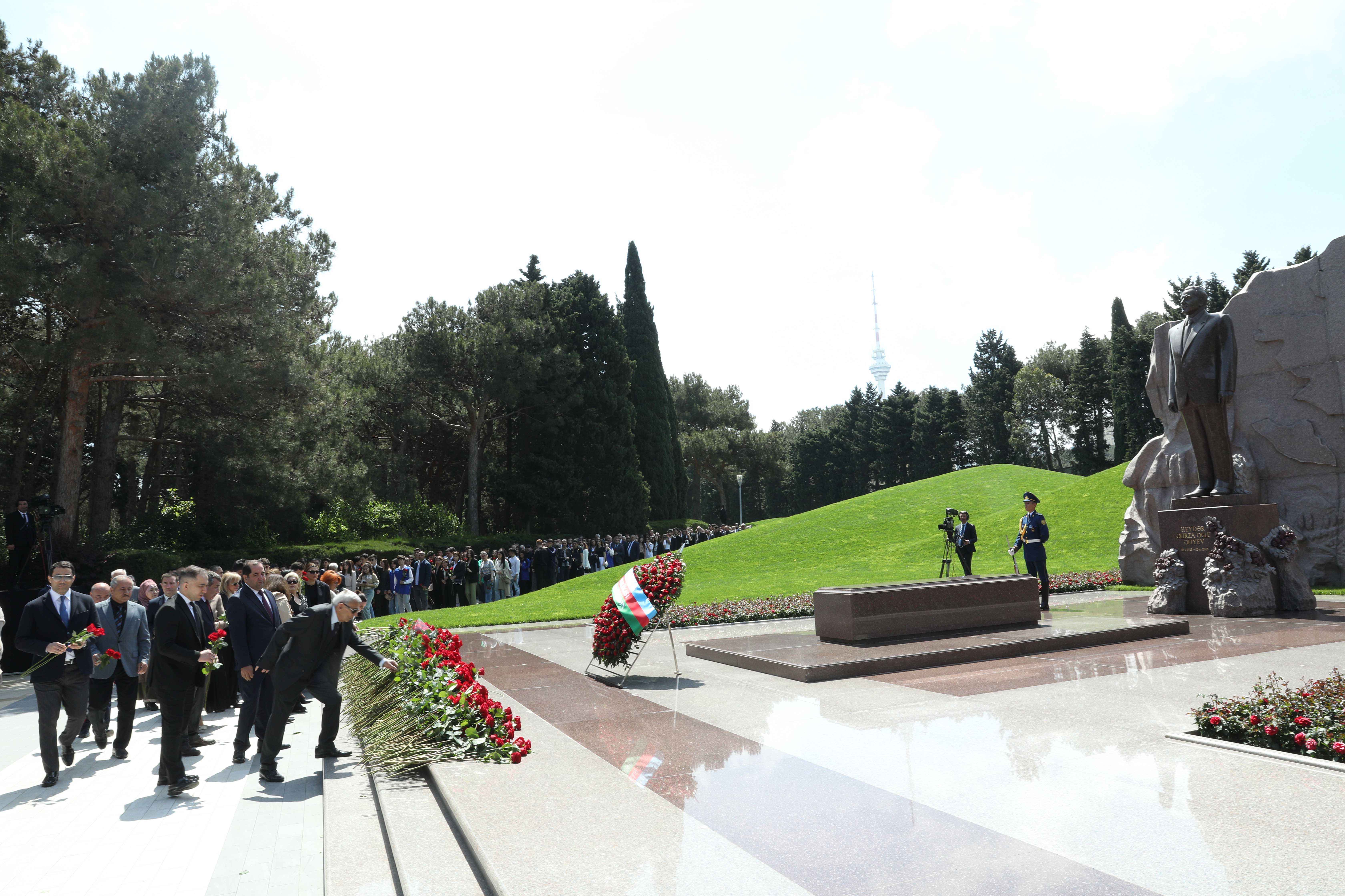 Коллектив БГУ посетил могилу общенационального лидера Гейдара Алиева