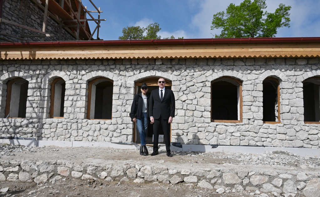 Президент Ильхам Алиев и первая леди Мехрибан Алиева ознакомились с реставрационными работами в доме-музее Узеира Гаджибейли в Шуше 