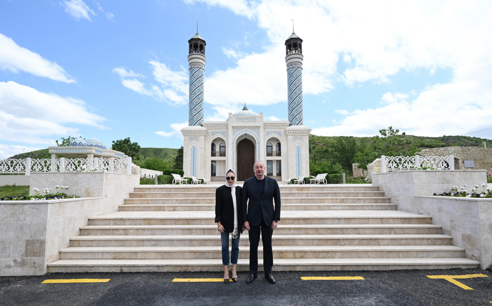 Президент Ильхам Алиев и первая леди Мехрибан Алиева приняли участие в открытии Зангиланской мечети