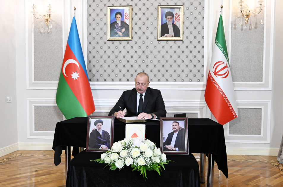 Президент Ильхам Алиев посетил посольство Ирана в нашей стране, выразил соболезнования в связи с гибелью Президента Ирана и других лиц в результате крушения вертолета