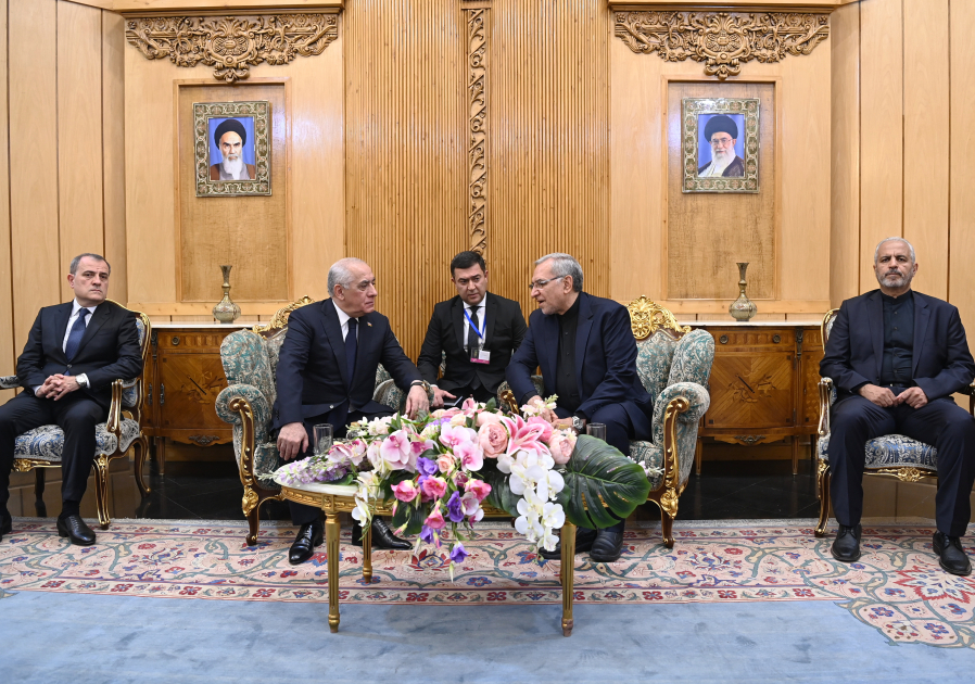 Премьер-министр Али Асадов принял участие в официальной церемонии почтения памяти в Исламской Республике Иран