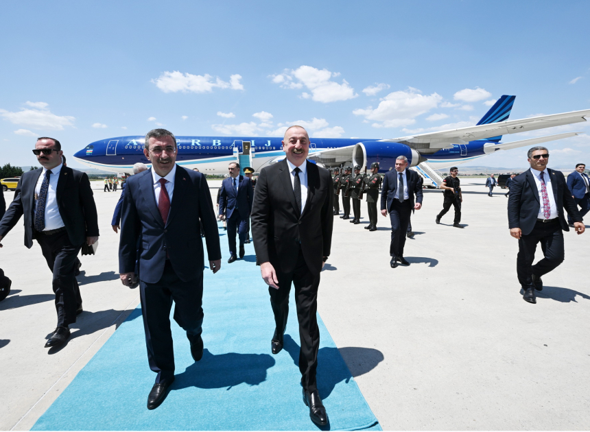 Президент Азербайджана Ильхам Алиев по приглашению Президента Турции Реджепа Тайипа Эрдогана прибыл с рабочим визитом в Анкару