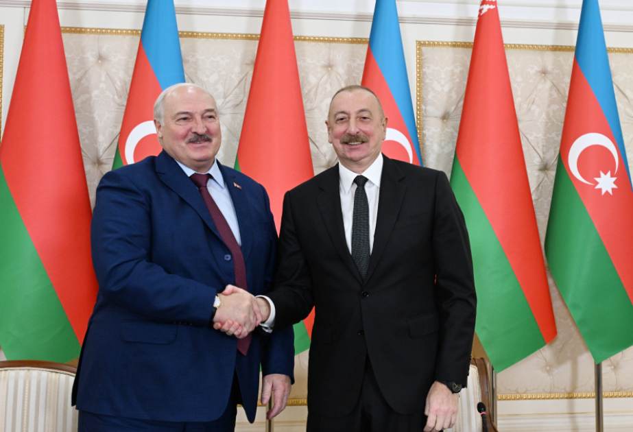 Президент Ильхам Алиев поздравил Президента Беларуси с национальным праздником