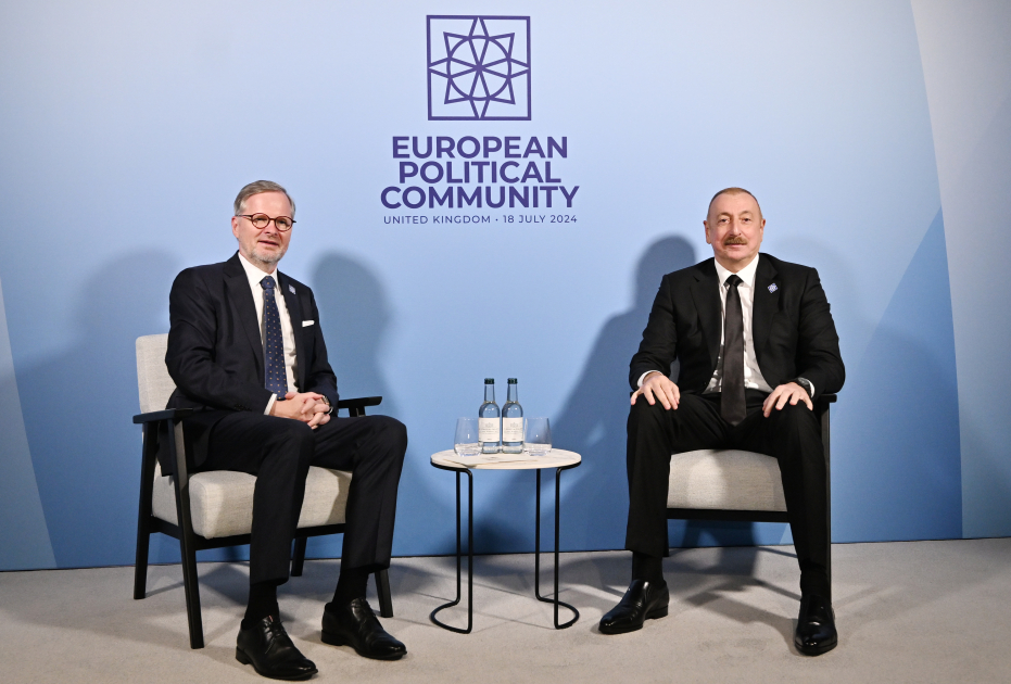 Президент Азербайджана Ильхам Алиев встретился в Оксфорде с премьер-министром Чехии Петром Фиалой 