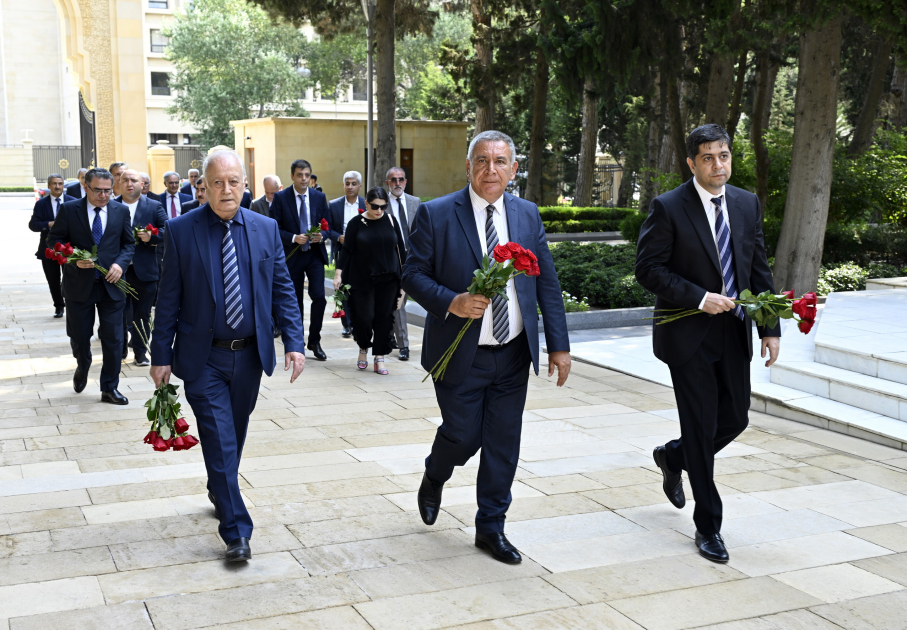 Представители азербайджанской прессы посетили могилу великого лидера Гейдара Алиева