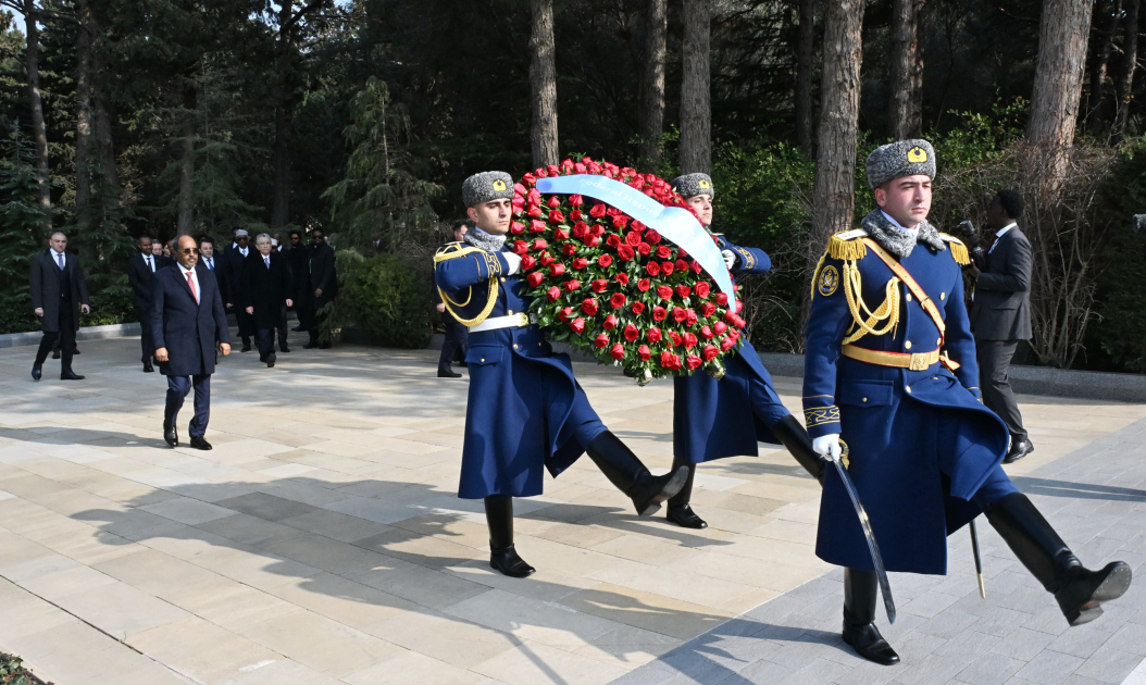 Президент Сомали почтил память великого лидера Гейдара Алиева на Аллее почетного захоронения