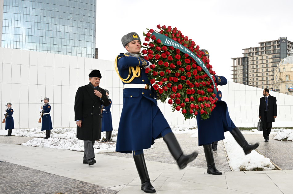 Премьер-министр Пакистана посетил Парк Победы в Баку