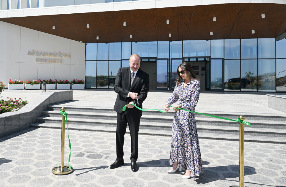 Президент Ильхам Алиев и первая леди Мехрибан Алиева приняли участие в открытии Агдамского центра мугама