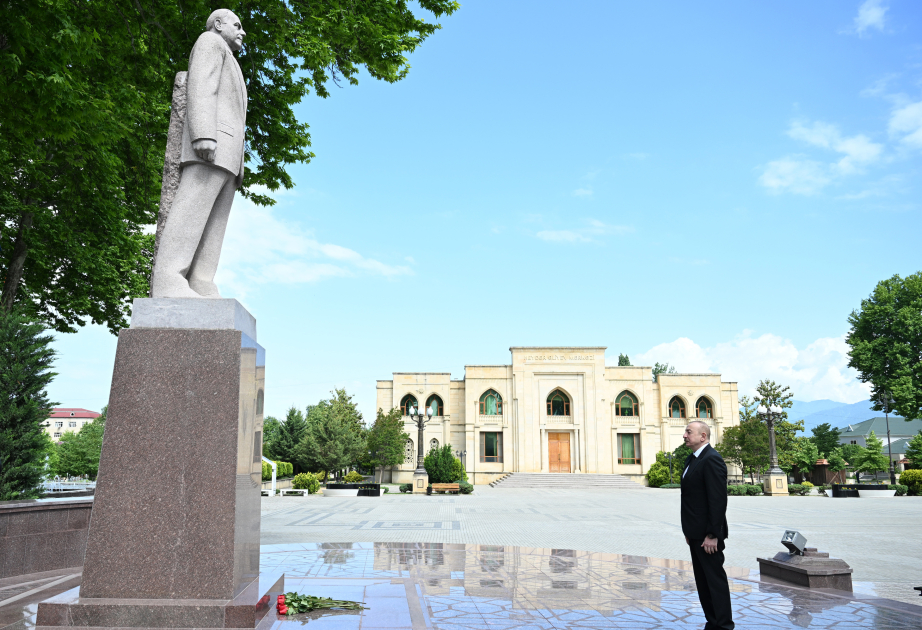 Президент Ильхам Алиев посетил памятник общенациональному лидеру Гейдару Алиеву в центре города Исмаиллы