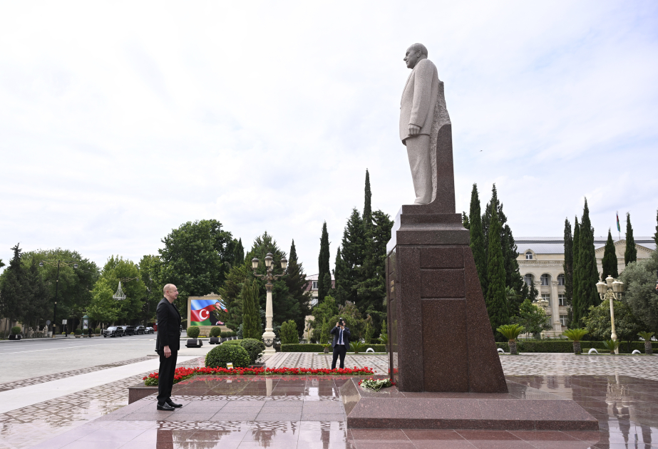 Президент Ильхам Алиев посетил памятник общенациональному лидеру Гейдару Алиеву в городе Евлах