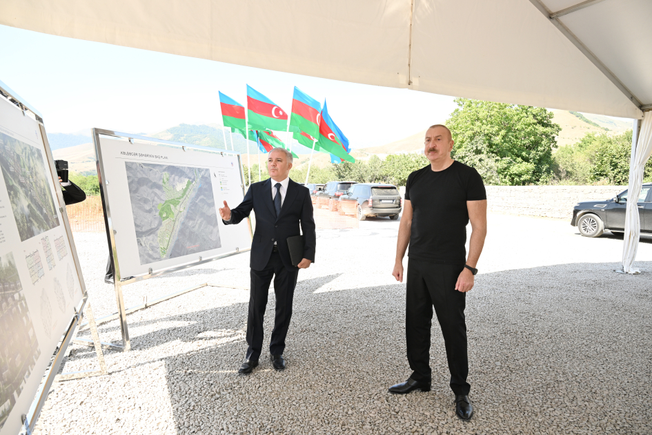 Президент Ильхам Алиев заложил фундамент 3-го жилого комплекса в городе Кяльбаджар