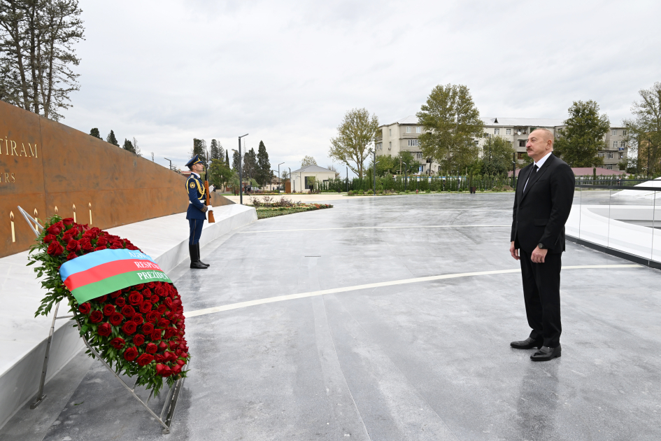 Президент Ильхам Алиев в связи с Днем памяти почтил минутой молчания память шехидов Отечественной войны