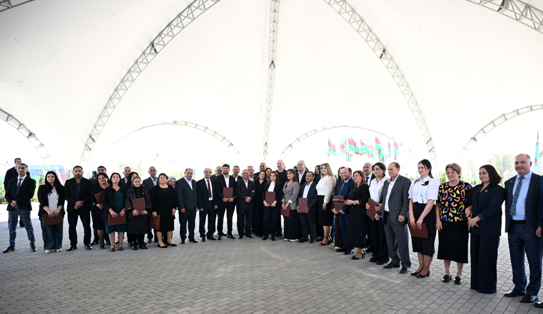 Президент Ильхам Алиев вручил ключи от квартир жителям сел Мамедбейли и Агалы Зангиланского района