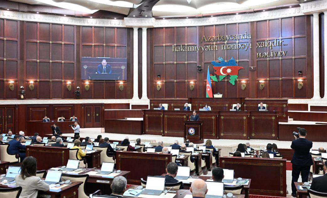 В Милли Меджлисе обсуждаются государственный бюджет на следующий год и законопроекты, включенные в бюджетный пакет