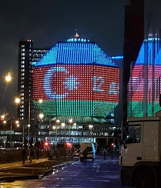 В связи с Днем памяти общенационального лидера Гейдара Алиева здание Национальной библиотеки Беларуси окрасилось в цвета флага Азербайджана