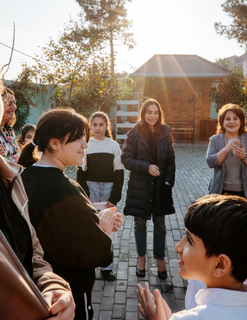 Лейла Алиева, Арзу Алиева и Алена Алиева разделили праздничную радость проживающих в приюте Təmiz Dünya детей