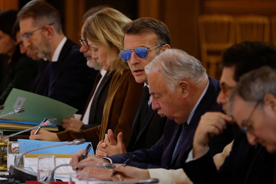 Макрон пришел на совещание в Елисейском дворце в солнцезащитных очках