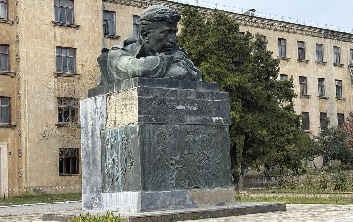 Началась реставрация бюста Джафара Джаббарлы, завершается проектирование &laquo;Кинопарка&raquo;