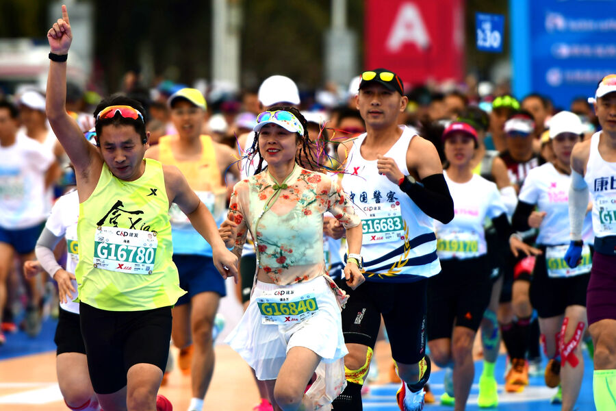 В Китае двух марафонцев дисквалифицировали закурение во время забега
