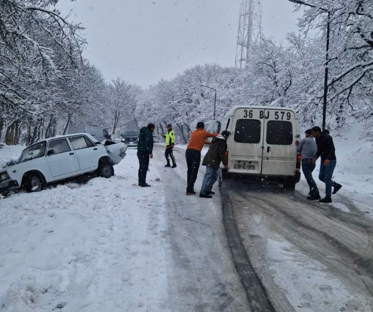 Снег осложнил движение на дороге Баку&ndash;Шамахы&ndash;Евлах