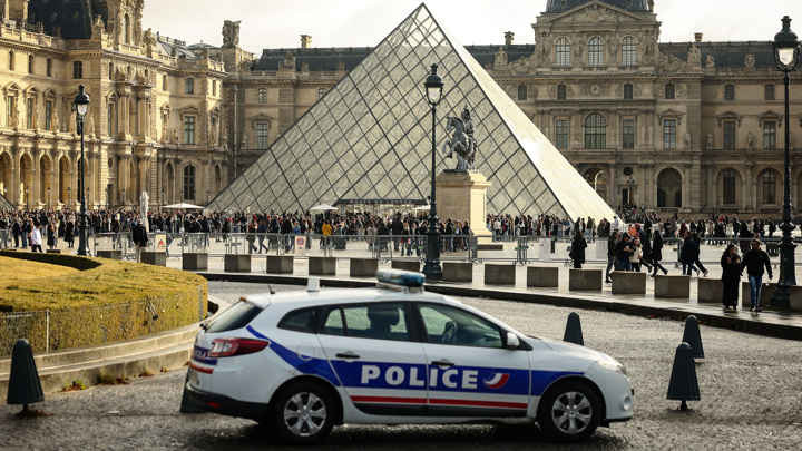 Во Франции не утихают споры о сохранении директора Лувра на должности