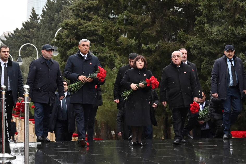 Официальные лица государства и правительства посетили Шехидляр хиябаны