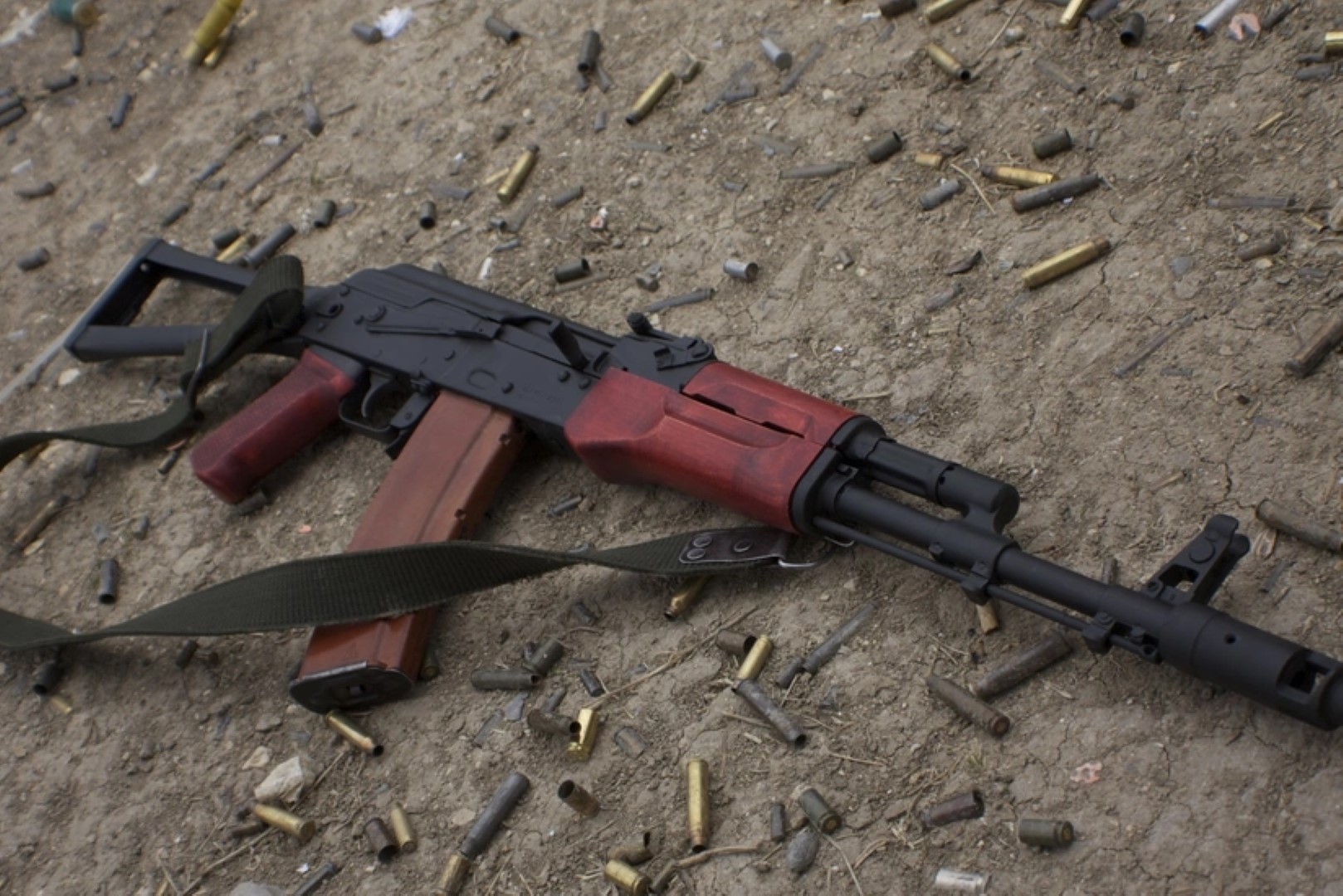 В Азербайджане за сутки изъято 6 автоматов и 1 пулемет