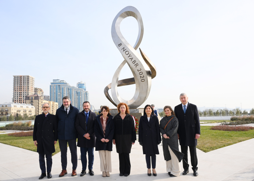 Франсина Арменголь Сосиас посетила памятник Победы и Музей Победы в Баку