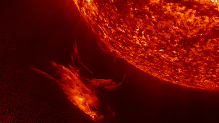 ИКИ РАН: на обратной стороне Солнца произошел крупный двойной взрыв